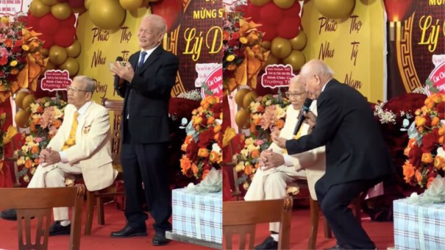 Clip em trai 80 tuổi hát "Tây du ký" mừng thọ anh 100 tuổi gây xúc động